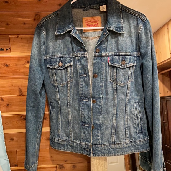Levi’s Jean Jacket! - Picture 1 of 3